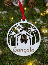 Carregar imagem no visualizador da galeria, Bola de Natal com nome - modelo Presépio - Feira do Brinde