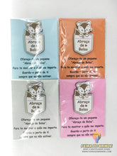 Carregar imagem no visualizador da galeria, Amuleto "Abraço de Bolso" para oferecer - Feira do Brinde