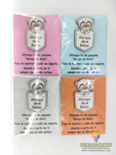 Carregar imagem no visualizador da galeria, Amuleto "Abraço de Bolso" para oferecer - Feira do Brinde