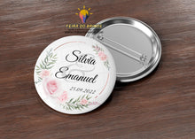 Carregar imagem no visualizador da galeria, Crachá/Pin - Casamento modelo 1 - Feira do Brinde